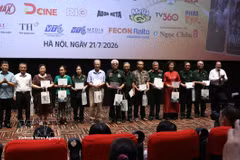 Organisers present gifts to families of martyrs, invalids, revolution contributors and other policy beneficiary families in recognition of their service and sacrifices. (Photo: VNA)