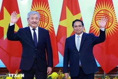 Prime Minister Pham Minh Chinh (R) and his Kyrgyz counterpart Adylbek Kasymaliev at their talks in Hanoi on March 6 (Photo: VNA)