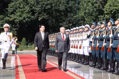 State President Luong Cuong (L) and King Abdullah II Ibn Al Hussein of the Hashemite Kingdom of Jordan inspect the guard of honour. (Photo: VNA)