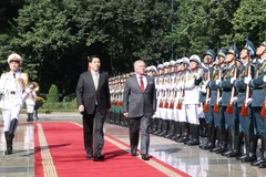 State President Luong Cuong (L) and King Abdullah II Ibn Al Hussein of the Hashemite Kingdom of Jordan inspect the guard of honour. (Photo: VNA)
