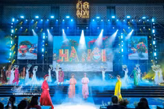 Models present "Ao dai" (Vietnam's traditional long dress) during the opening ceremony of the Hanoi Ao Dai Tourism Festival, a highlight of the capital city's creative journey. (Photo: VNA)