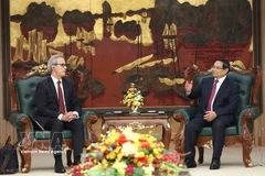Prime Minister Pham Minh Chinh (R) receives Director for International Ocean Governance and Sustainable Fisheries of the EC Fernando Andresen Guimaraes. (Photo: VNA)