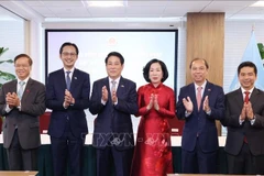 President Luong Cuong (third from left), his spouse, and heads of the Vietnamese representative agencies in the US at the meeting on September 24 (Photo: VNA)