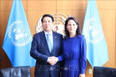 President of the 80th Session of the United Nations General Assembly Annalena Baerbock (R) and Vietnamese President Luong Cuong at the meeting in New York on September 24 (Photo: VNA)