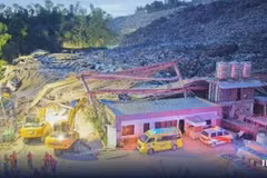 At the scene of garbage landslide in Cebu city, the Philippines (Photo: rappler.com)