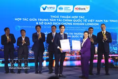 The cooperation agreement exchanged between the Vietnam International Financial Centre in Ho Chi Minh City and the London Stock Exchange on the development of capital markets within the VIFC- HCMC. (Photo: VNA)