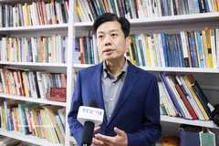 Professor Cui Shoujun of the School of International Studies at Renmin University of China in an interview with the Vietnam News Agency (VNA)'s reporters. (Photo: VNA)