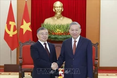 General Secretary of the Communist Party of Vietnam Central Committee To Lam (R) receives Li Shulei, Politburo member, Secretary of the Communist Party of China Central Committee’s Secretariat, and Head of the CPC Central Committee’s Publicity Department. (Photo: VNA)