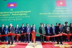 Vietnamese Prime Minister Pham Minh Chinh (R) and his Cambodian counterpart Samdech Thipadei Hun Manet cut the ribbon to inaugurate Tan Nam - Meun Chey int’l border gate pair. (Photo: VNA)