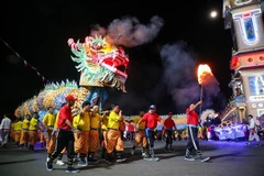 A dragon dance at “Hoi Yen Dieu Tri Cung” on October 6 evening (Photo: VNA)