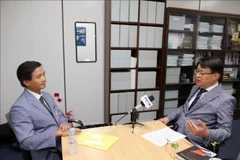 Professor Choe Wongi (R), Head of the Centre for ASEAN – Indian Studies at the Korea National Diplomatic Academy (KNDA), gives an interview to the Vietnam News Agency (Photo: VNA)