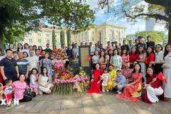 The Vietnamese community in Singapore lay flowers at the bust of President Ho Chi Minh at the Asian Civilisations Museum to mark the 80th anniversary of the August Revolution and National Day (September 2). (Photo: VNA)