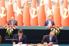 General Secretary of the Communist Party of Vietnam Central Committee and President of Vietnam To Lam (left, back) and his Chinese counterpart Xi Jinping witness the signing of cooperation agreements between the two countries on April 15, 2026. (Photo: VNA)