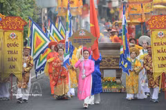 The unique on-land procession of the Mother Goddess during the Hue Nam Temple Festival (Photo: VNA)
