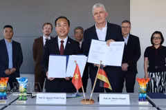 The signing ceremony for a memorandum of agreement on strengthening cooperation in education and training for a highly skilled workforce between CMC University and S-Next on April 17 (Photo: VNA)