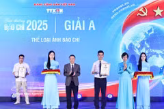 VNA General Director Vu Viet Trang (second from right) and Permanent Vice Chairman of the Vietnam Journalists Association Nguyen Duc Loi (fourth from right) present the A Prize to the winners. (Photo: VNA) 
