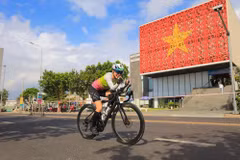 An athlete in the VNG IRONMAN 70.3 Da Nang event (Photo: baovanhoa.vn)