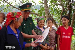 A border guard officer conducts communication activities on human trafficking prevention. (Photo: VNA) 