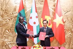 Politburo member, Minister of Foreign Affairs Le Hoai Trung (R) and Secretary General of Burundi’s National Council for the Defence of Democracy–Forces for the Defence of Democracy (CNDD-FDD) Révérien Ndikuriyo exchange the memorandum of understanding on cooperation between the two Parties. (Photo: VNA)