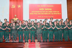 General Nguyen Tan Cuong (seventh from left, first row), Chief of the General Staff of the Vietnam People’s Army and Deputy Minister of National Defence, poses for a photo with officers and servicemen before their departure for Venezuela to carry out humanitarian assistance and disaster-relief missions. (Photo: VNA)