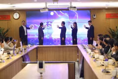 Delegates launch the portal for science, technology products, solutions on April 9. (Photo: mic.gov.vn)
