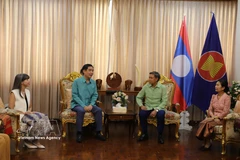 Vietnamese Ambassador to Thailand Pham Viet Hung (left) extends Bunpimay New Year greetings to Lao Ambassador Sisavath Inphachanh. (Photo: VNA)