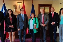 Officials from the Los Ríos region and the Vietnamese Ambassador to Chile Nguyen Viet Cuong at the meeting. (Photo: VNA)