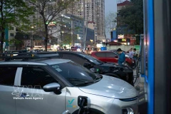 Electric cars queue for charging at a station in Hanoi. (Photo: VNA)