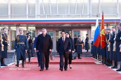 Prime Minister Pham Minh Chinh (R) is seen off at Vnukovo-2 Airport in Moscow on March 25 afternoon. (Photo: VNA)