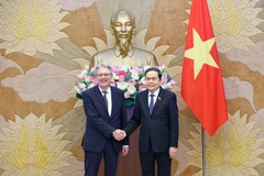 National Assembly Chairman Tran Thanh Man (R) welcomes Achim Post, Vice President of the Social Democratic Party of Germany (SPD). (Photo: VNA)