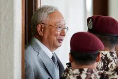 Malaysia's former Prime Minister Najib Razak is escorted by prison guards at Kuala Lumpur Courts Complex, in Kuala Lumpur, Malaysia, Dec. 22, 2025 (Photo: Reuters)