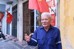 Tran Van An (born in 1956), head of Vi Hoang 1 residential group in Nam Dinh ward, shares his opinion about the 14th National Party Congress (Photo: VNA)
