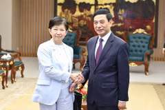Deputy Prime Minister Phan Van Giang (R) welcomes Izumi Nakamitsu, United Nations Under-Secretary-General and High Representative for Disarmament Affairs. (Photo: VNA)