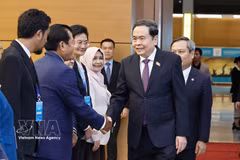 Chairman of the Vietnamese National Assembly Tran Thanh Man welcomes ASEAN cities' leaders in Hanoi on June 9. (Photo: VNA)