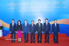 Politburo member and Permanent member of the Party Central Committee’s Secretariat Tran Cam Tu (centre) and leaders of the Ministry of Foreign Affairs at the plenary session on Party and people-to-people diplomacy on August 5, part of the 33rd Diplomatic Conference. (Photo: VNA)