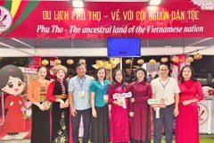 Participants pose for a photo at the booth of Phu Tho at the Lao Cai International Travel Mart (Photo: baophutho.vn)