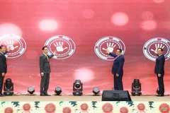 Prime Minister Pham Minh Chinh (second from right) and other delegates launch the Ministry of Foreign Affairs’ new database on international treaties (Photo: VNA)