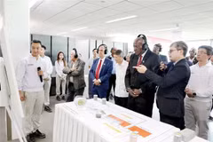 President of the National Assembly of People’s Power and President of the Council of State of Cuba Esteban Lazo Hernández visits Nestlé Bong Sen Company (Photo: VNA)