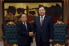 Permanent Deputy Prime Minister Pham Gia Tuc (R) welcomes Lao Deputy Prime Minister and Minister of Justice Khamphan Phommathat in Hanoi on June 15. (Photo: baochinhphu.vn)