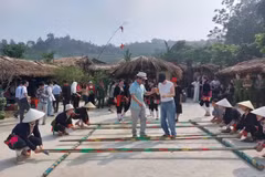 Tourists enjoy bamboo dance at the Ban Mien community tourism site in Ba Vi, Hanoi. (Photo: VNA)