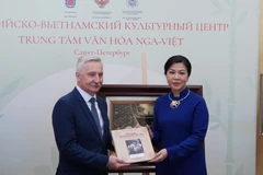 Madame Ngo Phuong Ly (R), wife of Party General Secretary To Lam, presents the book series "Ho Chi Minh and the Vietnam–Russia Friendship" to the Russia–Vietnam Cultural Centre. (Photo: VNA) 