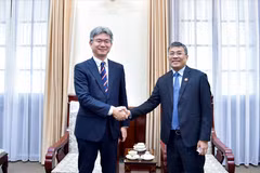 Permanent Deputy Minister of Foreign Affairs Nguyen Minh Vu (R) receives Yoneda Gen, Director-General of JICA's Southeast Asia and Pacific Department, on December 16. (Photo: VNA)