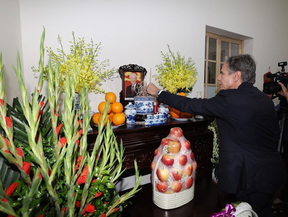 US Secretary of State Antony Blinken lights incense in memory of Party General Secretary Nguyen Phu Trong. (Photo: Tri Dung – VNA)