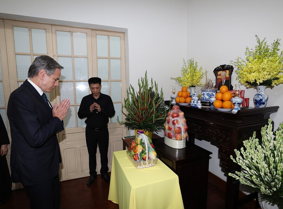 US Secretary of State Antony Blinken offers incense in memory of Party General Secretary Nguyen Phu Trong. (Photo: Tri Dung – VNA)