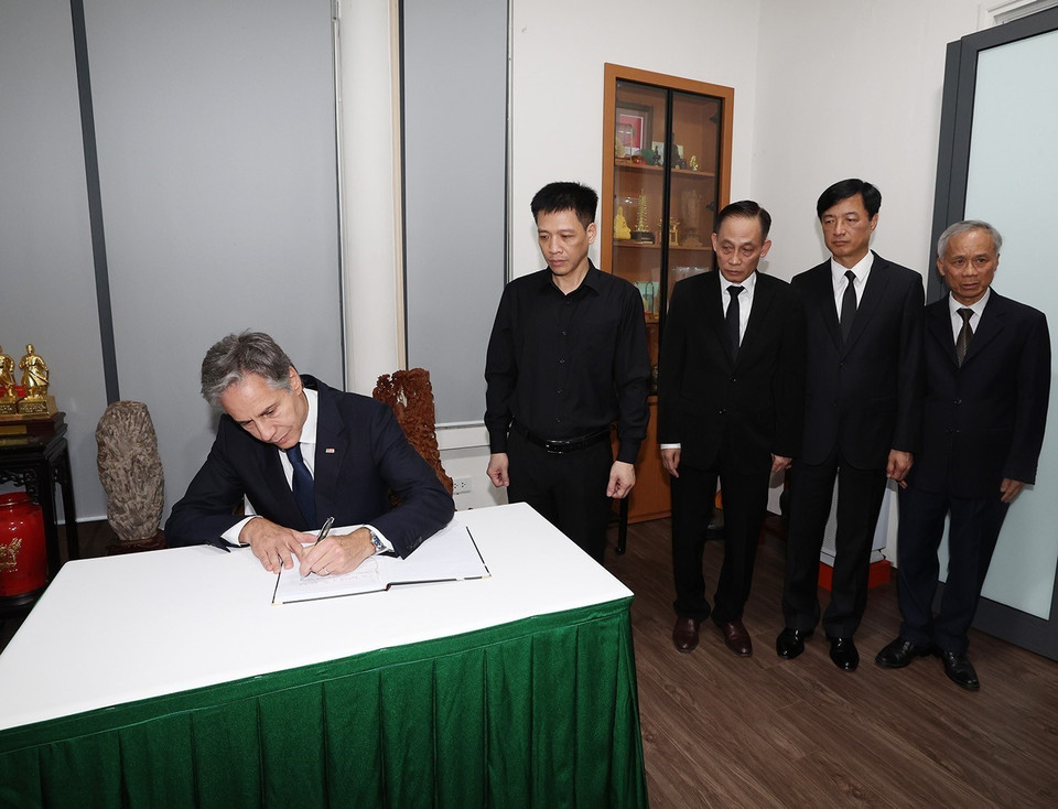 US Secretary of State Antony Blinken writes condolences in the funeral book for the Party leader. (Photo: Tri Dung – VNA)