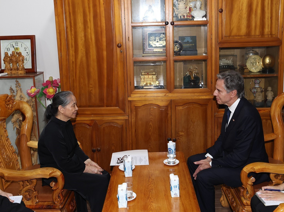 Mrs. Ngo Thi Man, the spouse of Party General Secretary Nguyen Phu Trong, talks with US Secretary of State Antony Blinken. (Photo: Tri Dung – VNA)