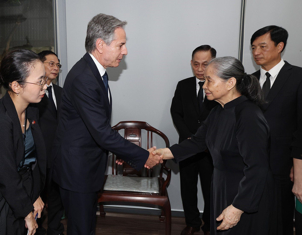US Secretary of State Antony Blinken offers condolences to Mrs. Ngo Thi Man, the spouse of Party General Secretary Nguyen Phu Trong. (Photo: Tri Dung – VNA)