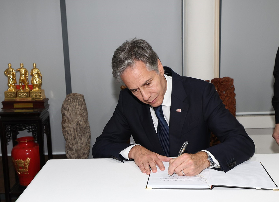 US Secretary of State Antony Blinken writes condolences in the funeral book for the Party leader. (Photo: Tri Dung – VNA)
