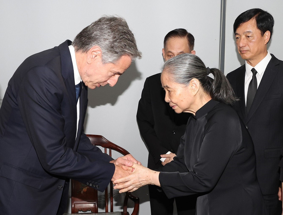 US Secretary of State Antony Blinken offers condolences to Mrs. Ngo Thi Man, the spouse of Party General Secretary Nguyen Phu Trong. (Photo: Tri Dung – VNA)