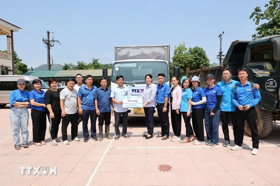 Representatives from the Communication Development Centre presents 300 boxes of ion-replenishing drink Pocari Sweat. (Photo: Ta Toan/VNA)